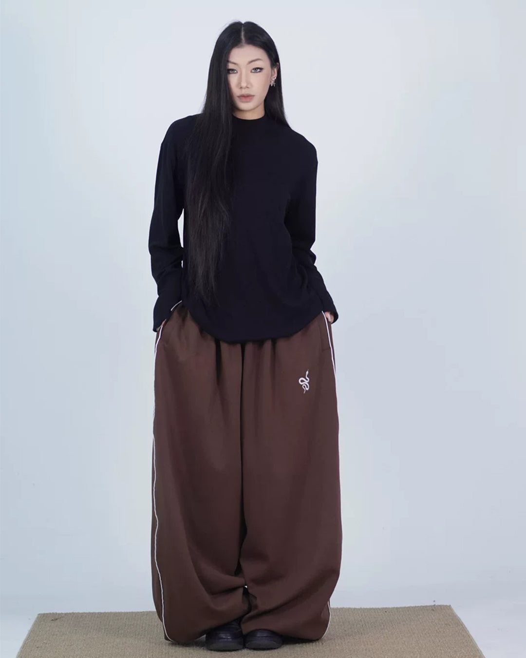 LOGO EMBROIDERED ALL-SEASON SWEATPANTS - BROWN