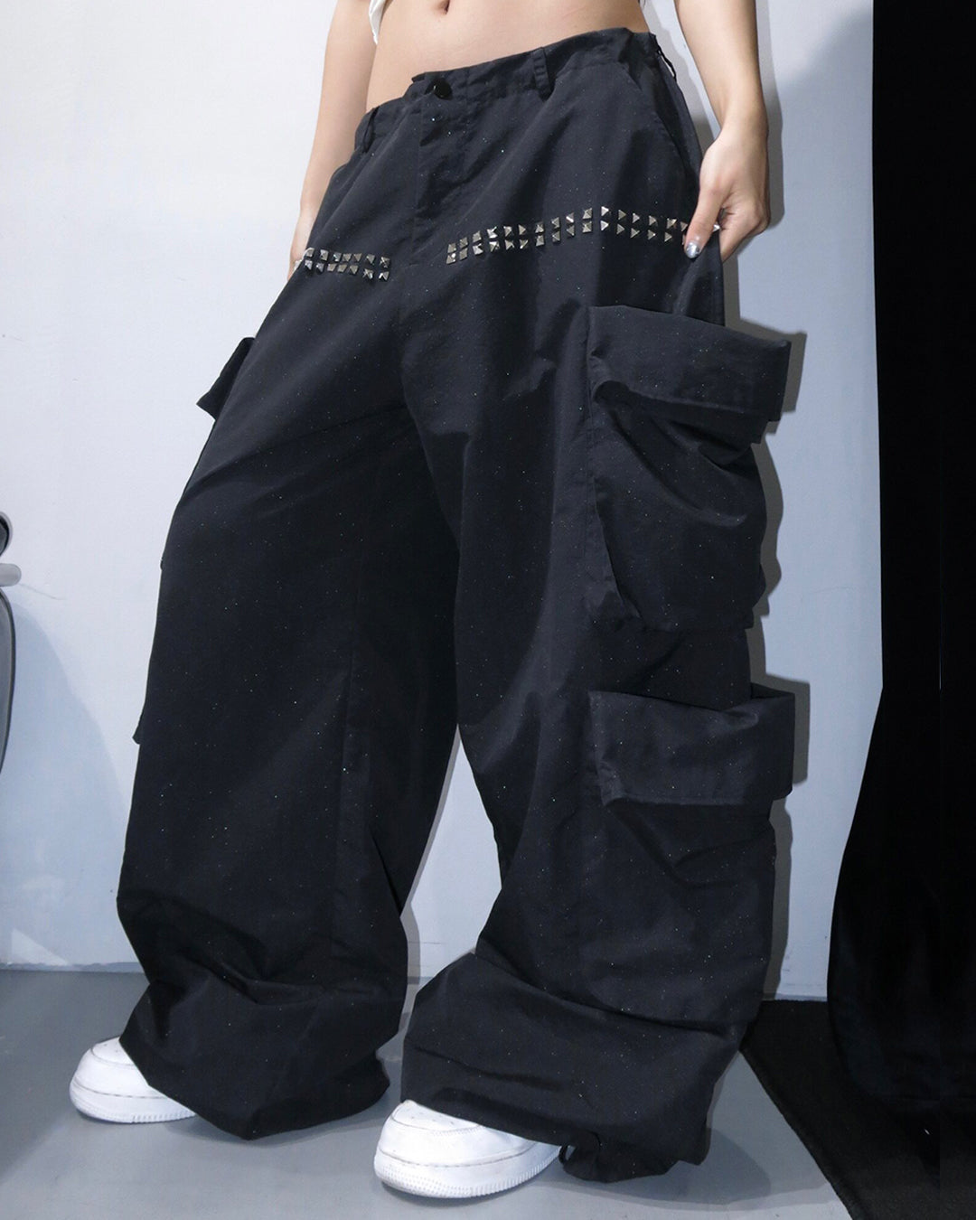 SHIMMER RIVET DETAIL QUICK-DRY CARGO PANTS - BLACK