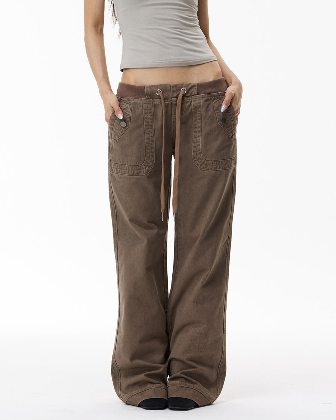 DRAWSTRING LOW-RISE SLIGHT FLARE CARGO PANTS - LIGHT BROWN