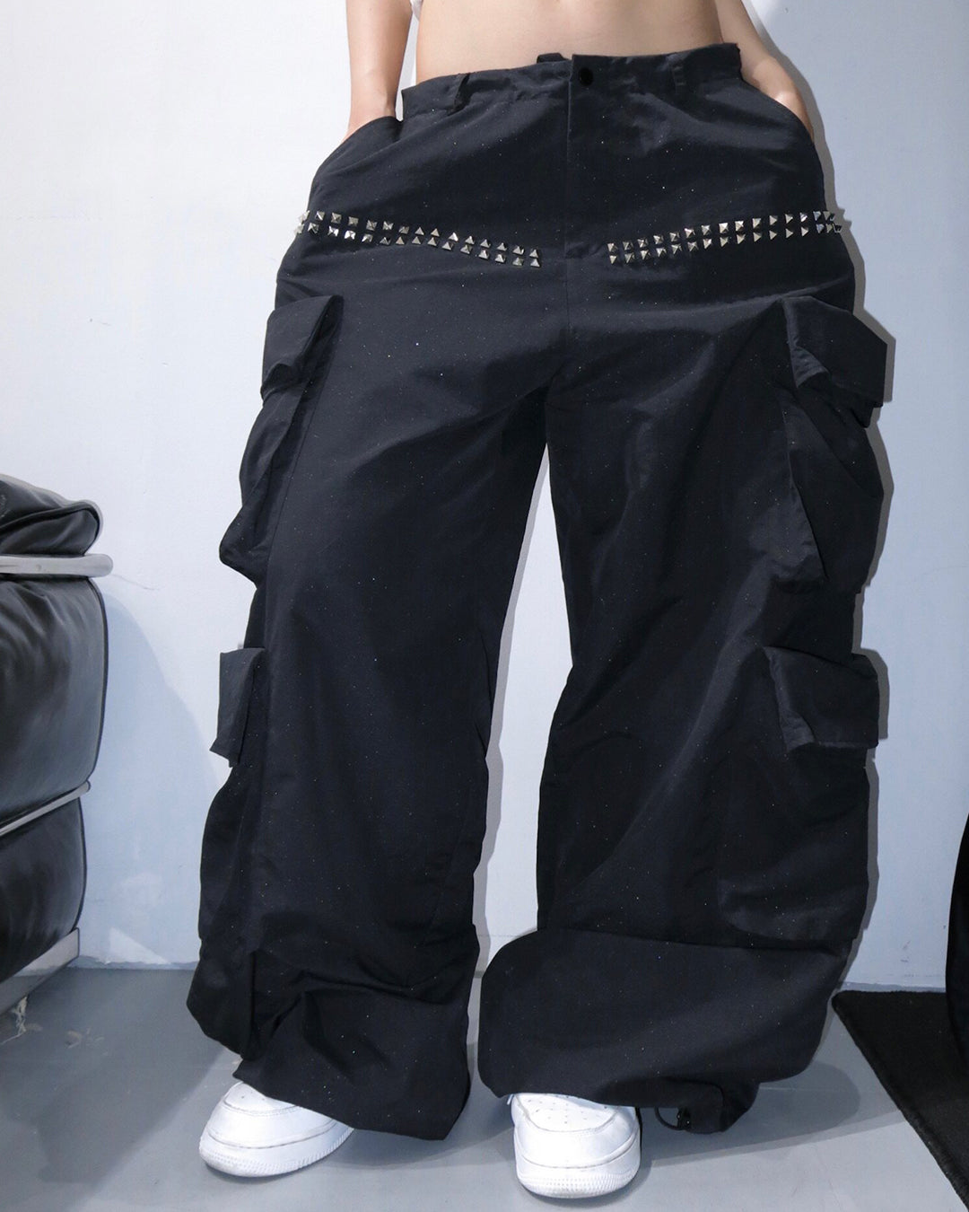 SHIMMER RIVET DETAIL QUICK-DRY CARGO PANTS - BLACK