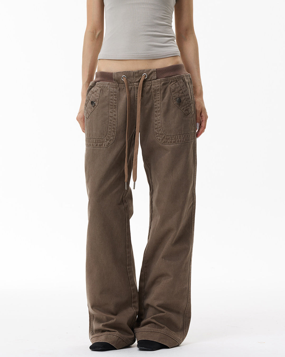 DRAWSTRING LOW-RISE SLIGHT FLARE CARGO PANTS - LIGHT BROWN