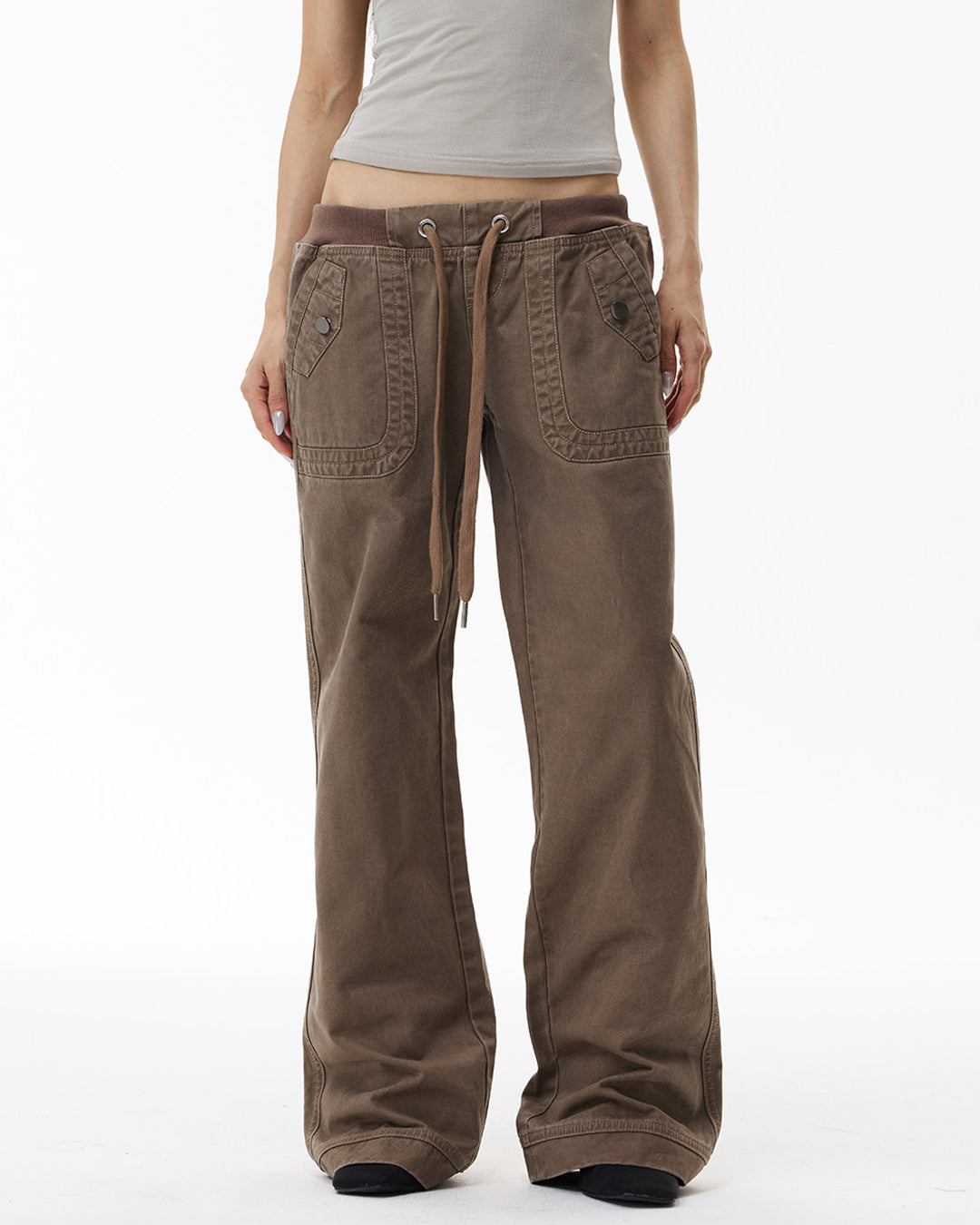 DRAWSTRING LOW-RISE SLIGHT FLARE CARGO PANTS - LIGHT BROWN