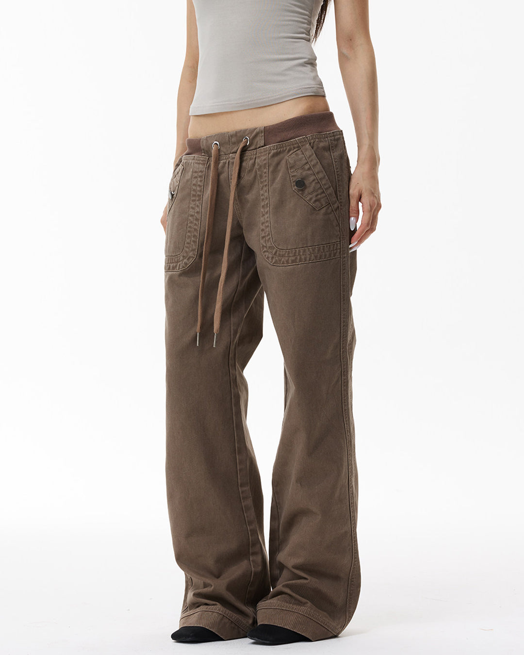 DRAWSTRING LOW-RISE SLIGHT FLARE CARGO PANTS - LIGHT BROWN