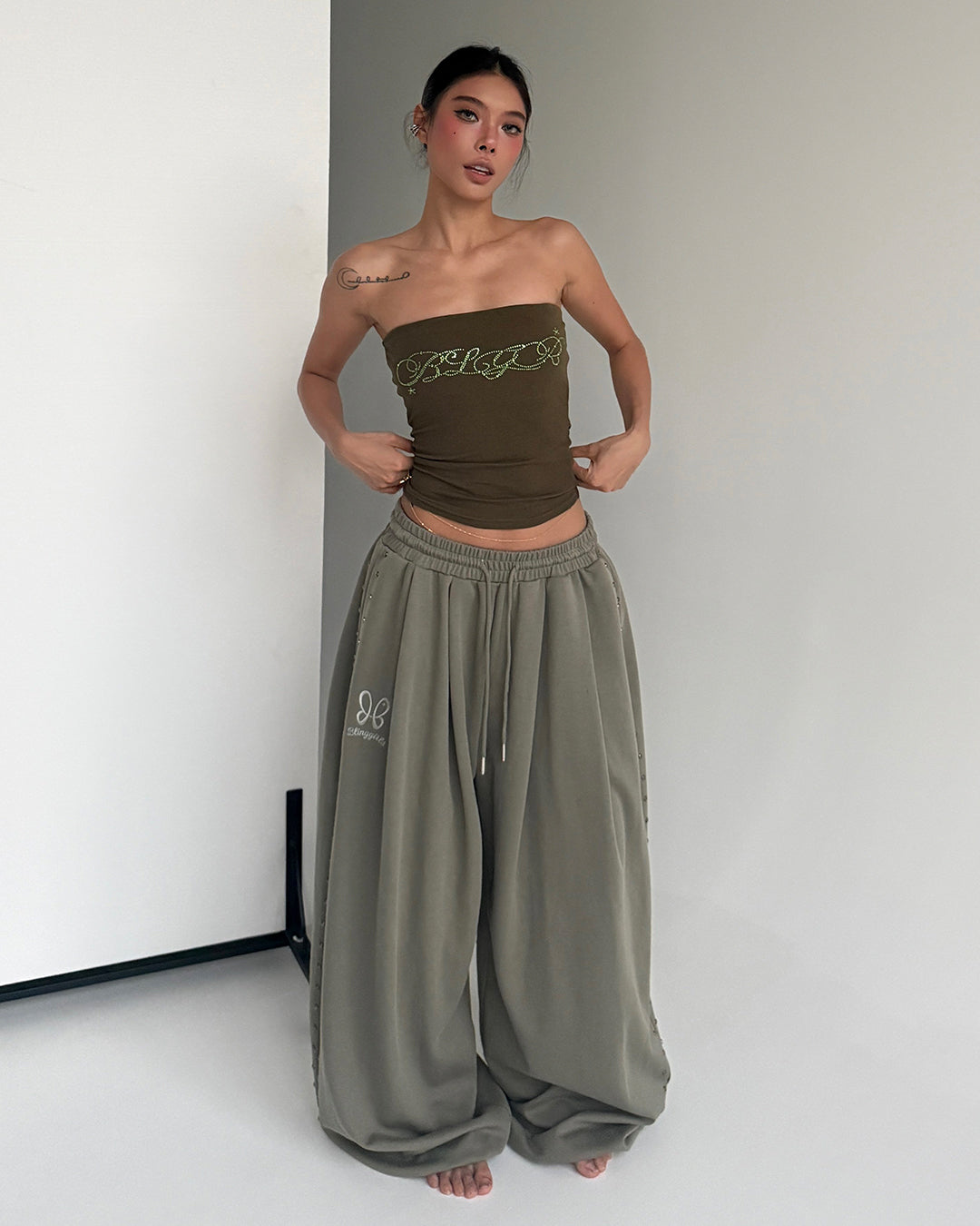 STUDDED LOGO EMBROIDERED SWEATPANTS - GRAY GREEN