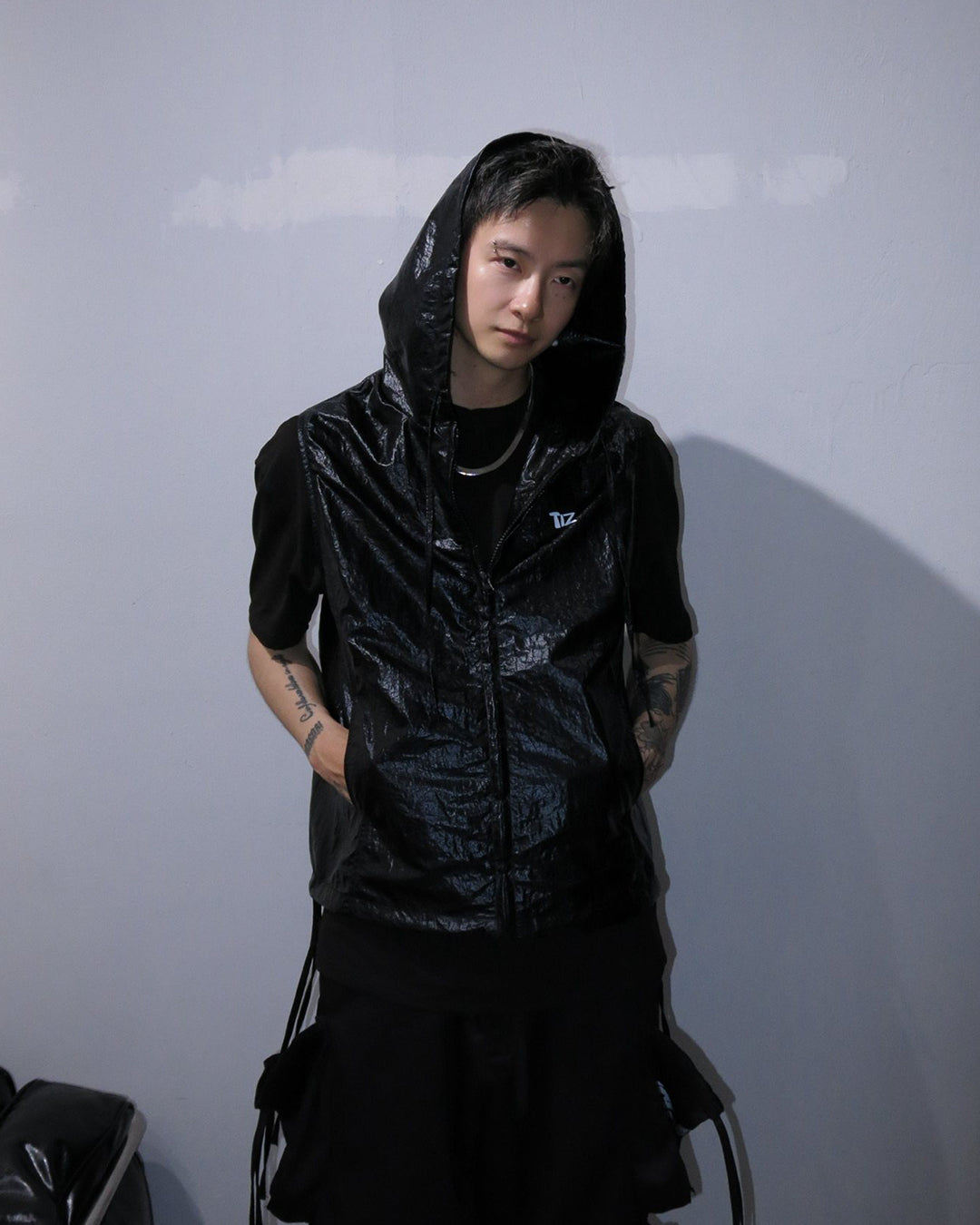 LOGO PRINT GLOSSY FAUX LEATHER HOODED ZIP VESTS - BLACK