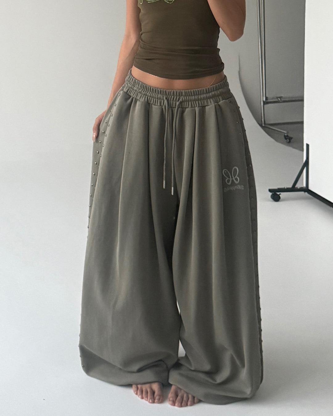STUDDED LOGO EMBROIDERED SWEATPANTS - GRAY GREEN