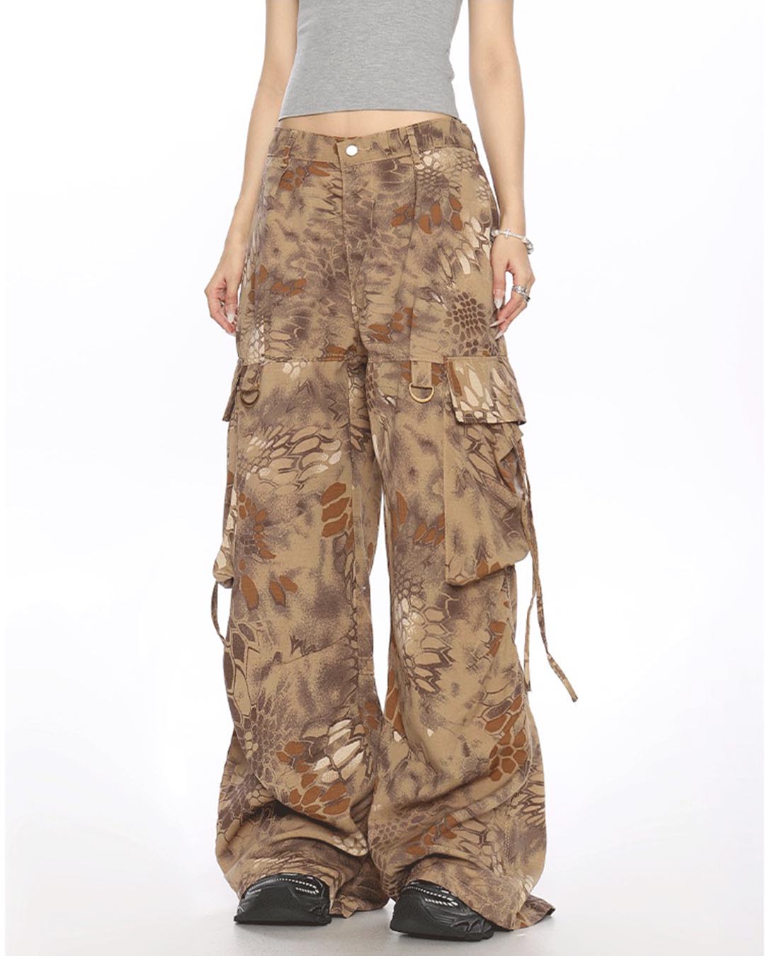 CAMO SNAKE PRINT CARGO PANTS - BROWN