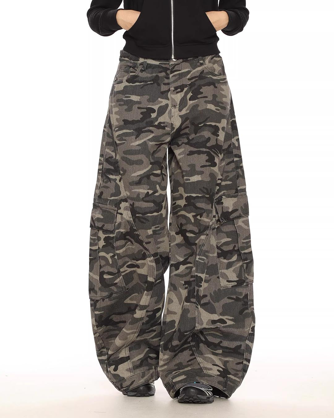 MULTI-POCKET CAMO SABER LEG CARGO PANTS - CAMOUFLAGE