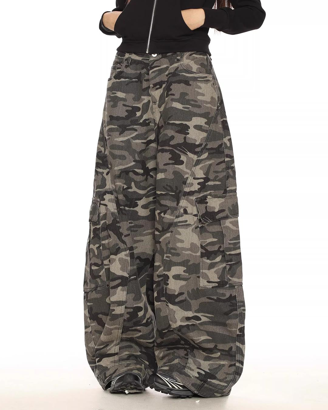 MULTI-POCKET CAMO SABER LEG CARGO PANTS - CAMOUFLAGE