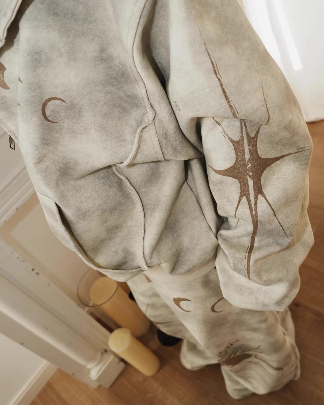 UNICORN GRAPHIC ZIP HOODED SWEATSHIRTS - APRICOT